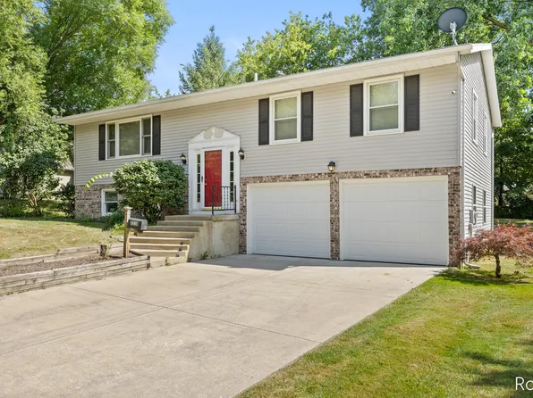 2210 Skyline Dr NW, Grand Rapids, MI 49504