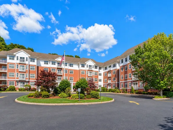 250 Main St Unit 402, Hudson, MA 01749