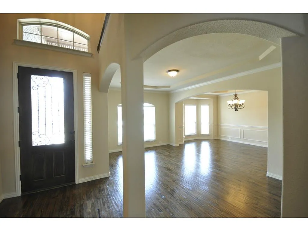 Building Photo - 600 Falcon Dr