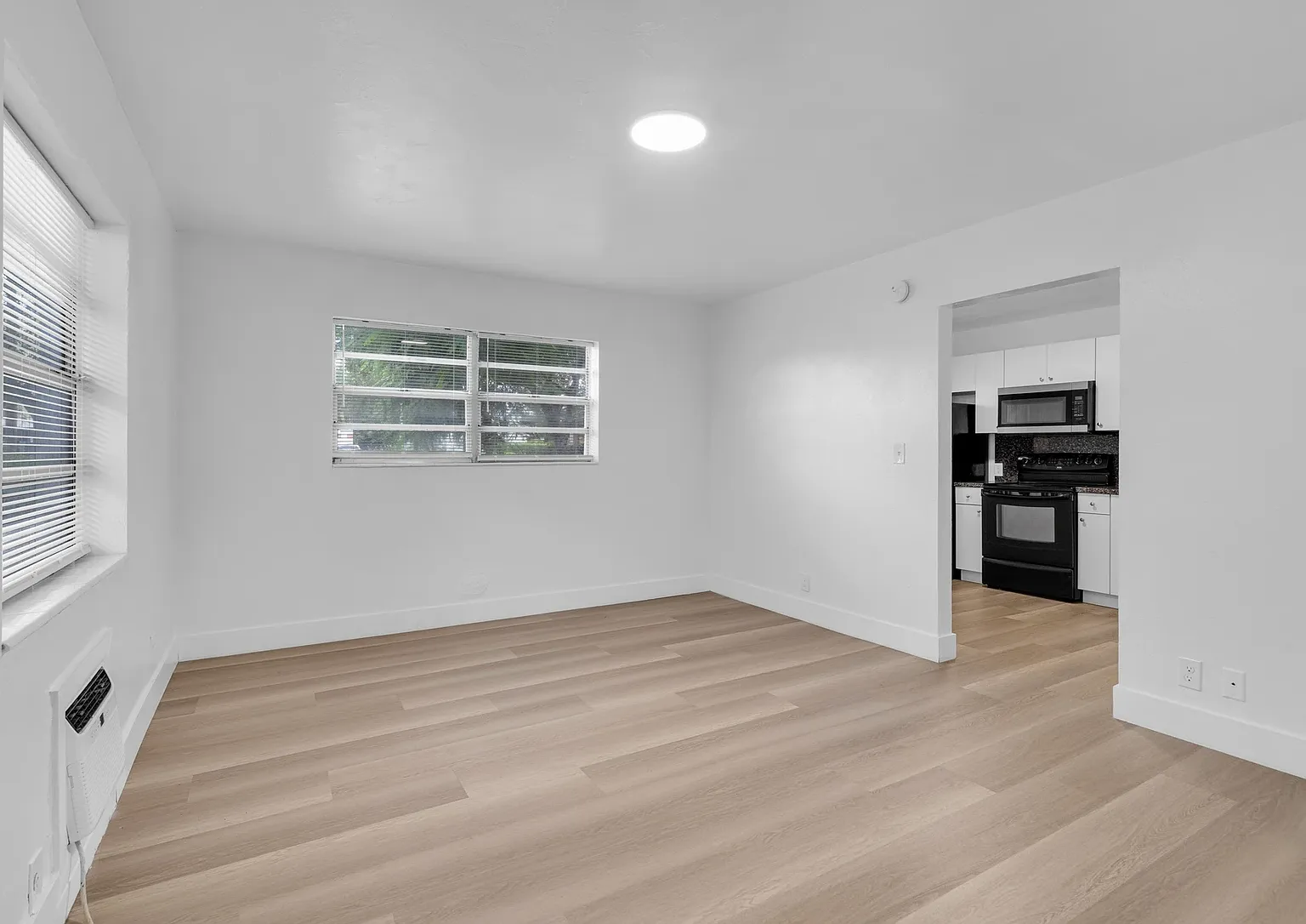 Studio, 500 sqft, $1,300 — Photo 2
