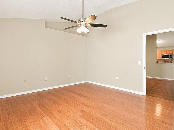 3rd image of 128 Oak View Pl
