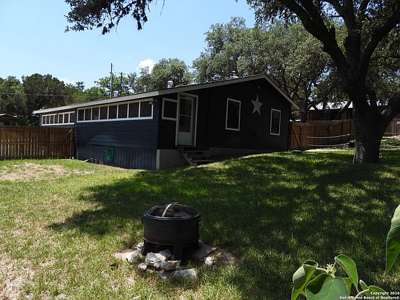 3rd image of 140 Water View Dr