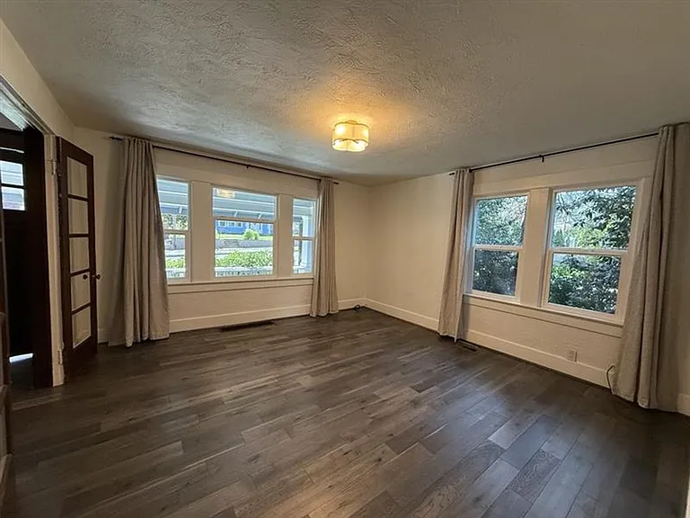 8111 SW Capitol Hwy — Photo 3
