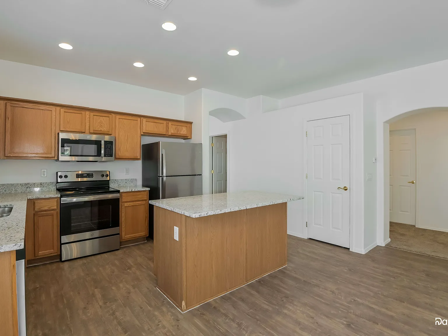 4 bed, 2.0 bath, 1872 sqft, $1,955 — Photo 2