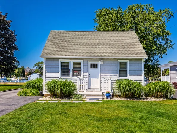83 Beach Rd, Riverhead, NY 11901