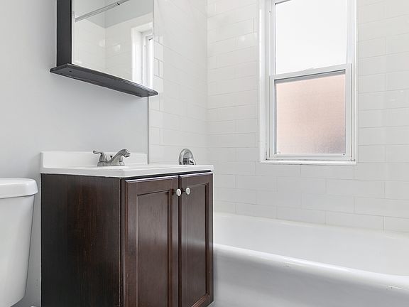 4th image of 1108 W Glenlake Ave #3W