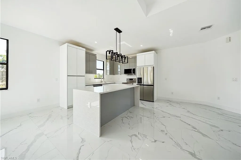 3 bed, 2.0 bath, 1887 sqft, $2,300 — Photo 4
