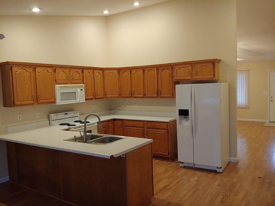 Open kitchen for entertaining!