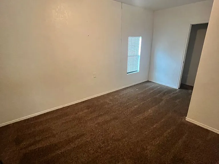 908 SW G Ave — Photo 5
