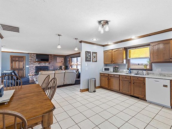 5th image of 425 Pettit Rd