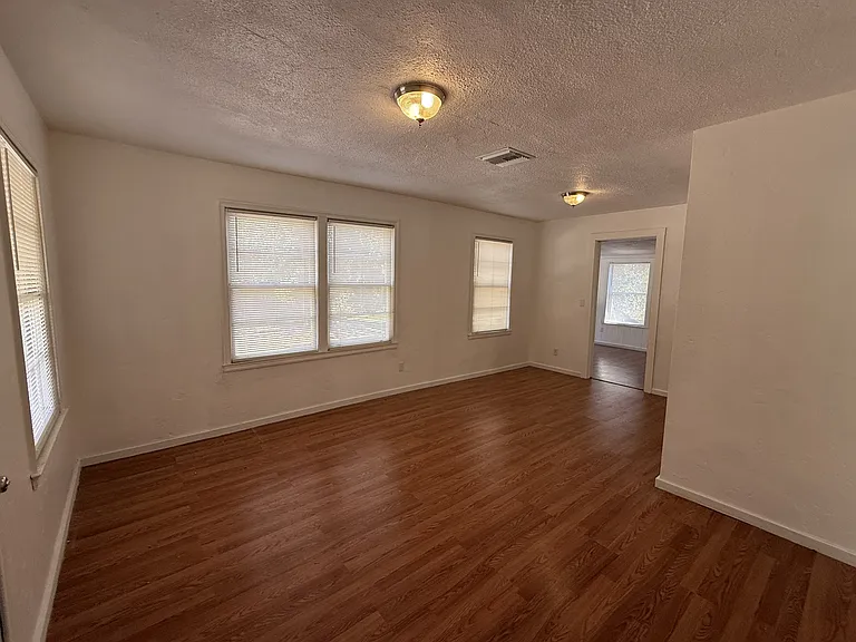 656 NE Lake Dr — Photo 4