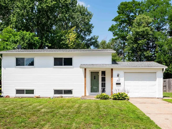 203 Arrow St, Pekin, IL 61554