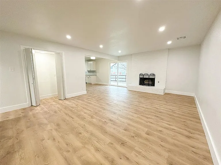 218 SE Surrey Pl — Photo 4