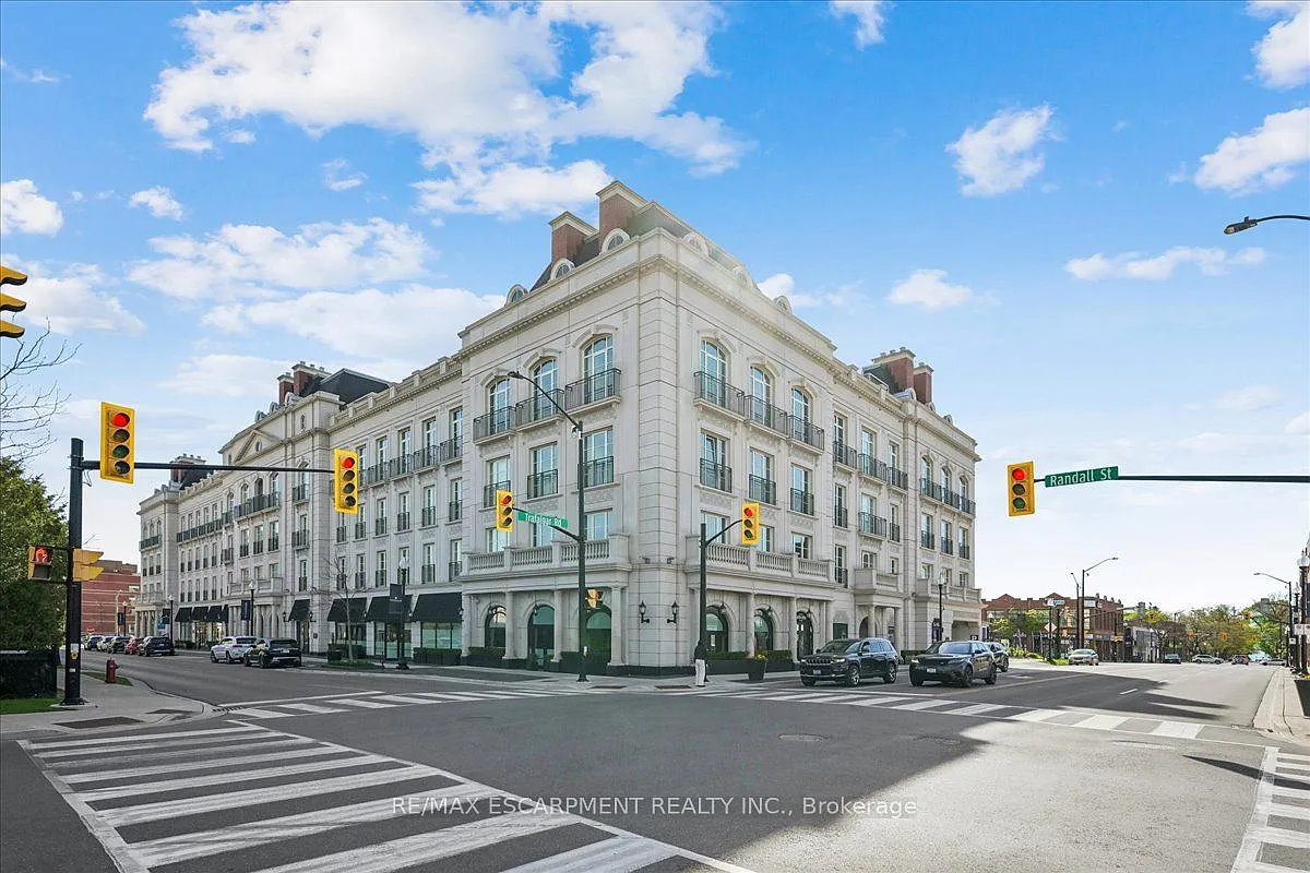Building Photo - 300 Randall St S #211
