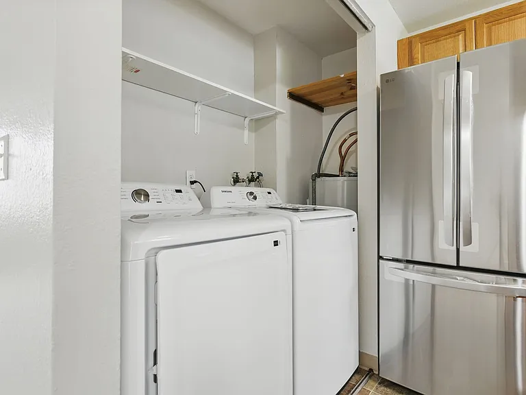 Comfort & Convenience in the Heart of Lents! — Photo 15