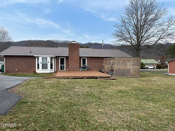 3rd image of 1012 Mountain View Rd