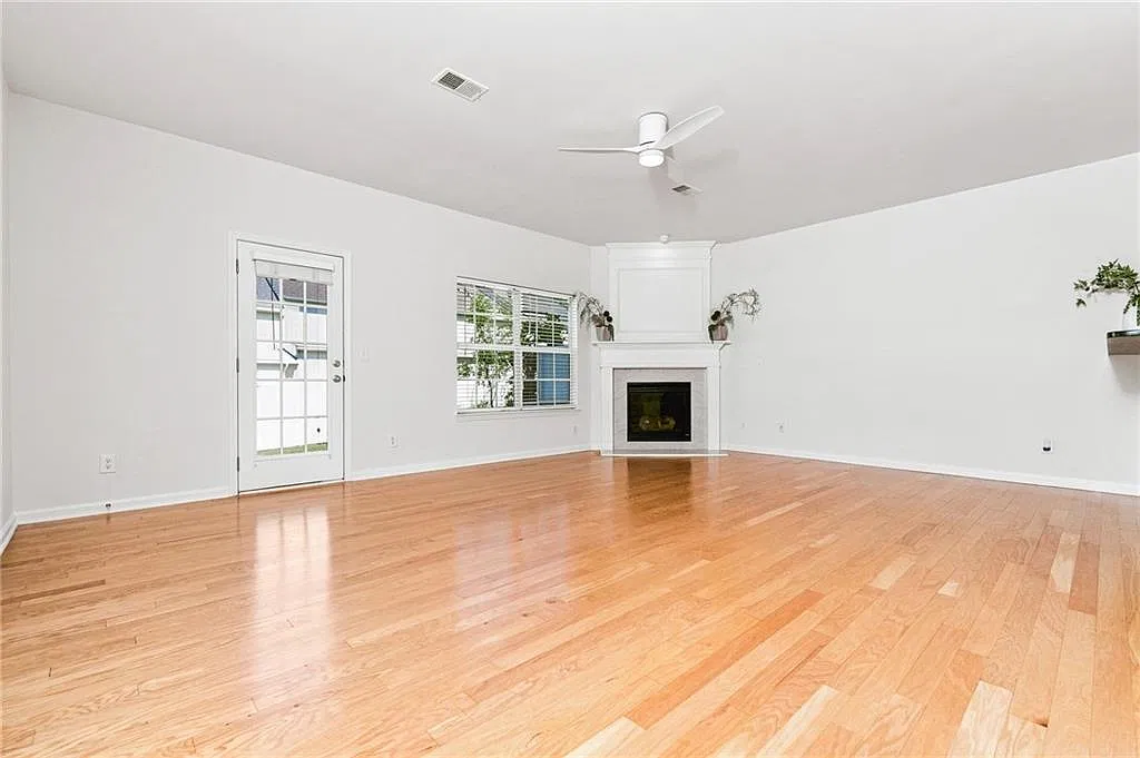 3 bed, 2.5 bath, 1639 sqft, $2,400 — Photo 3