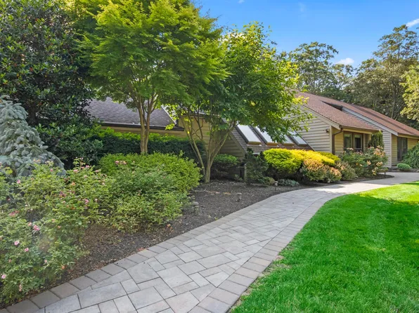3 Silver Beech Court, Setauket, NY 11733