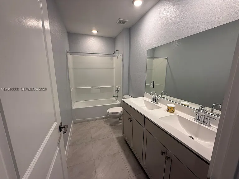 462 NE 6th Pl #1 — Photo 3