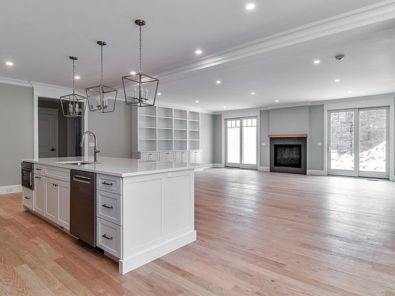 5th image of 93 Walpole St