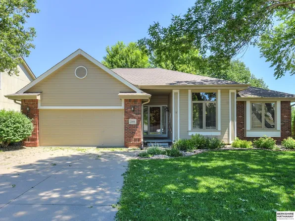 2804 Dana Ln, Papillion, NE 68133