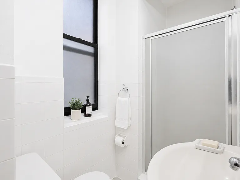 234 E 58th St #20 — Photo 6
