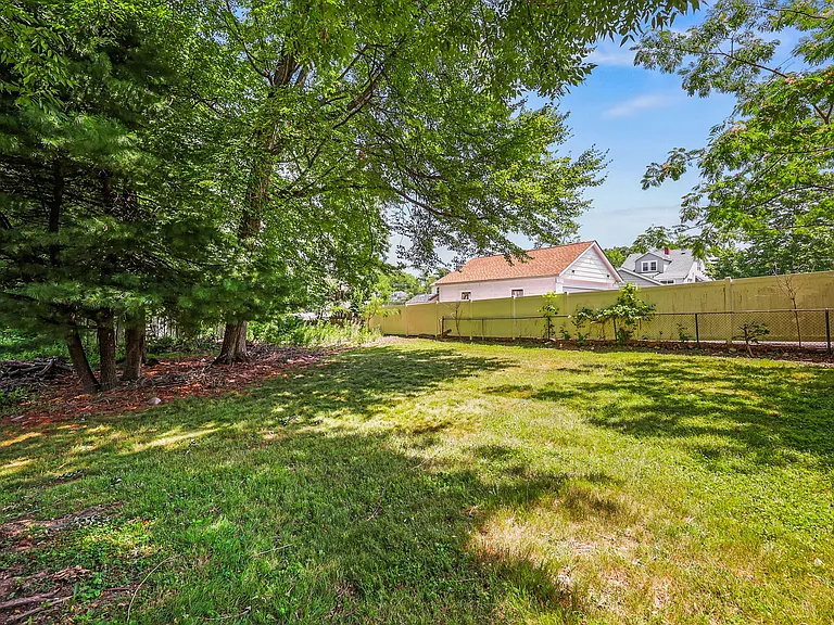 4 Thurston Ave — Photo 34