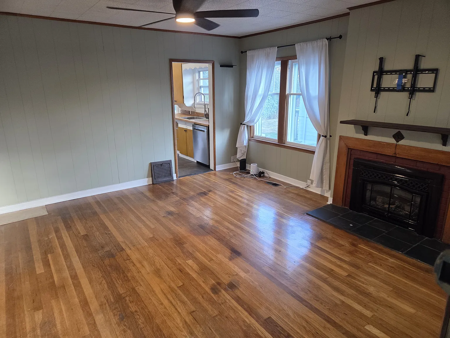 3 bed, 1144 sqft, $2,049 — Photo 2