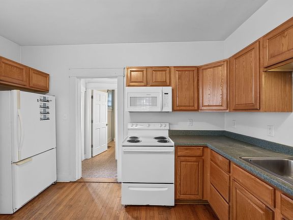 3rd image of 600 E 2nd St