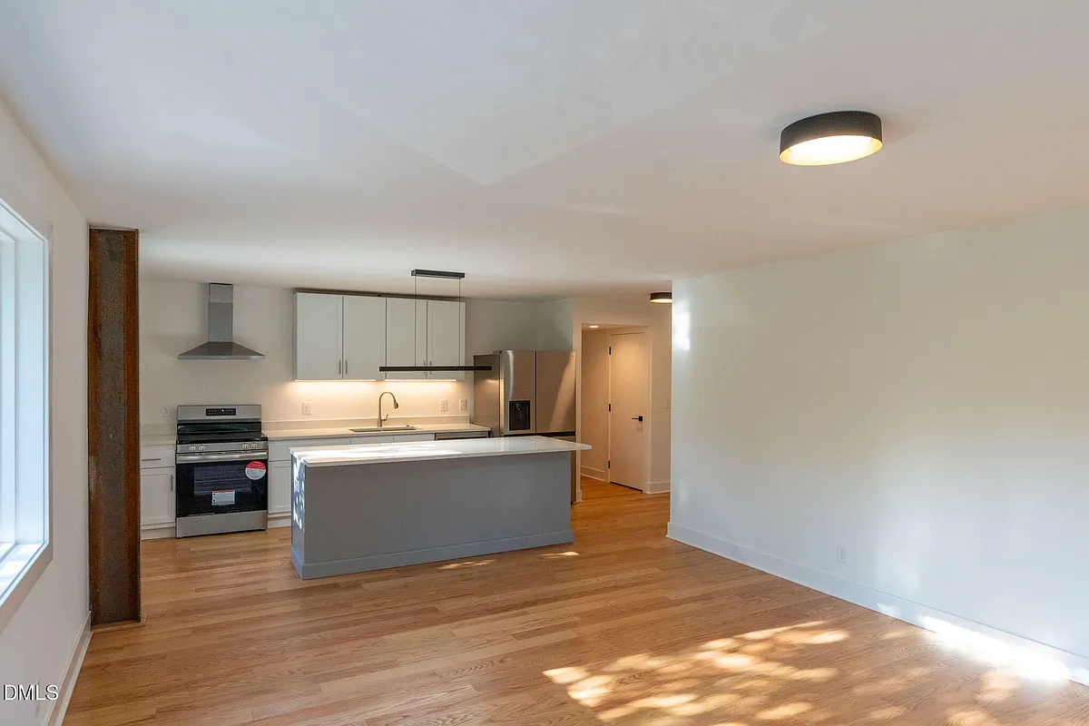 Building Photo - 402 E Martin St