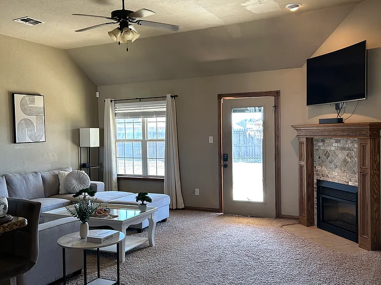 1112 Alma Dr — Photo 3