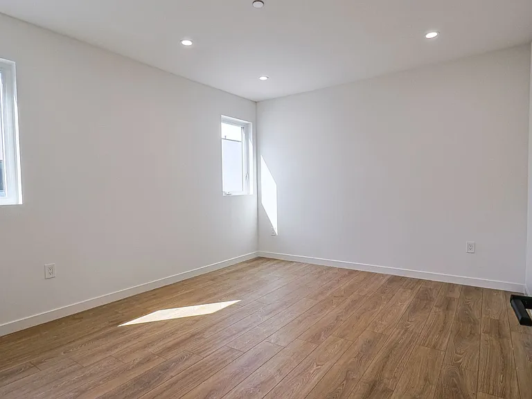 1227 N June St — Photo 42