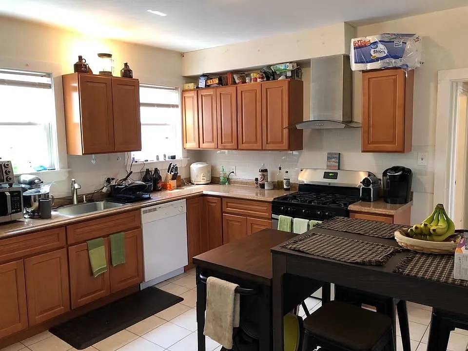 4 bed, 2400 sqft, $1,200 — Photo 2
