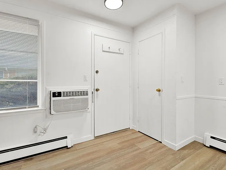 London Falls, Llc - Mt Clemens - Apartments — Photo 11