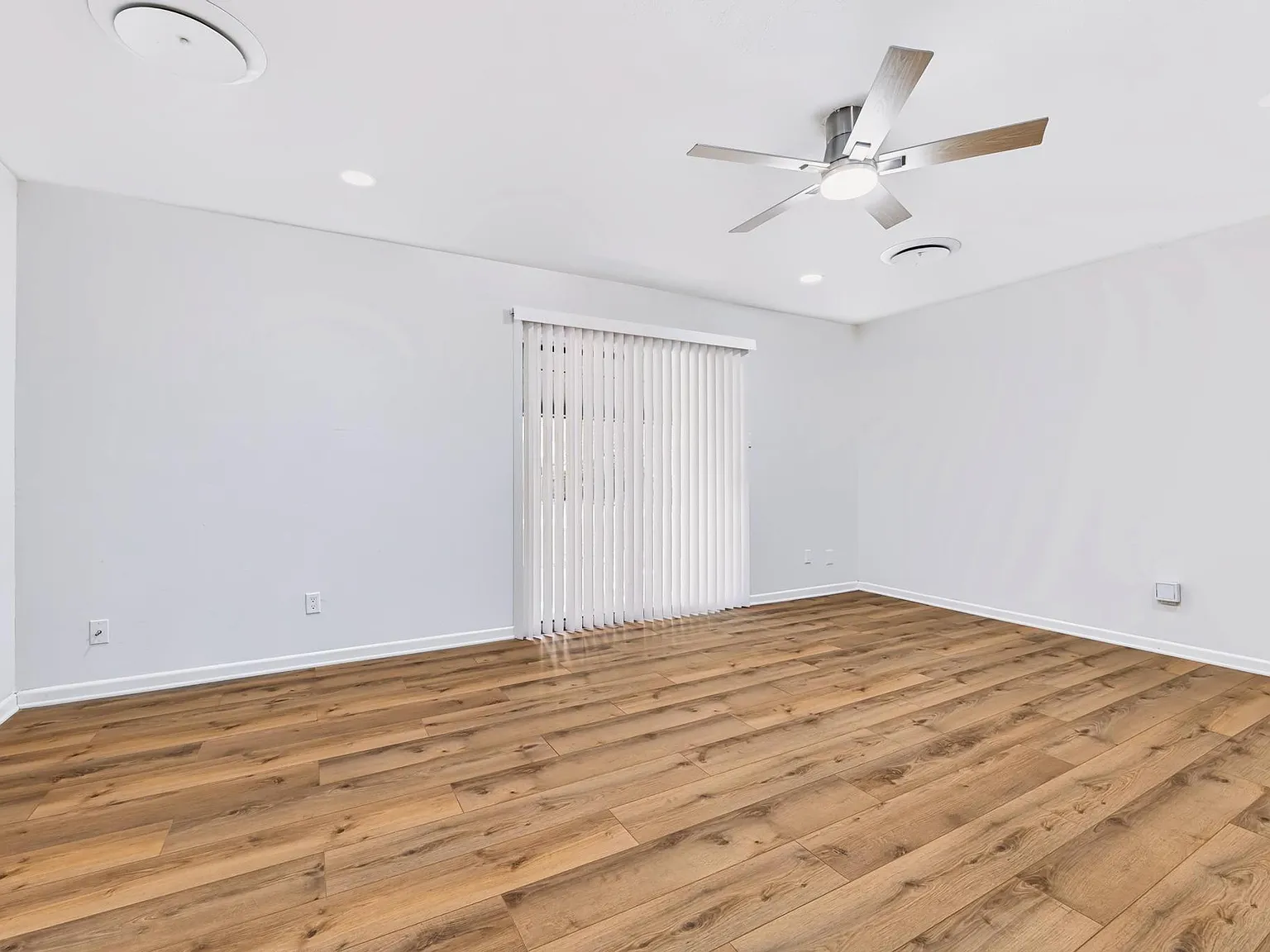 3 bed, 1.5 bath, 1023 sqft, $1,280 — Photo 2
