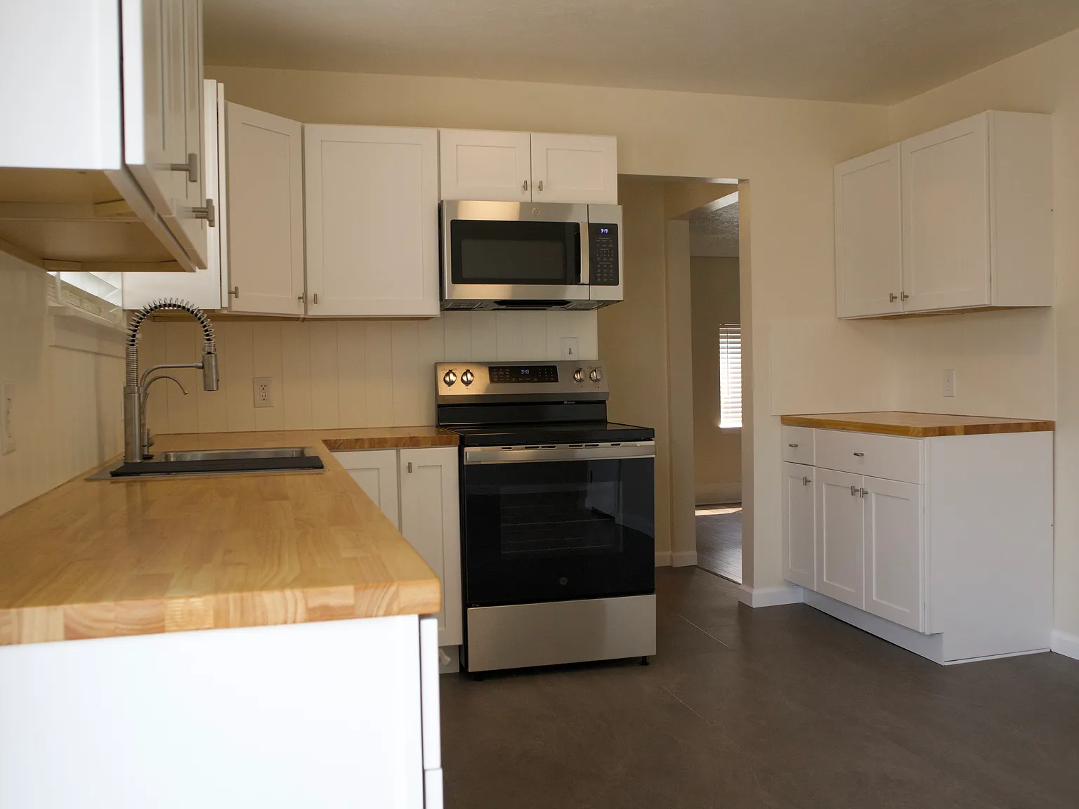 5 bed, 1951 sqft, $2,250 — Photo 2