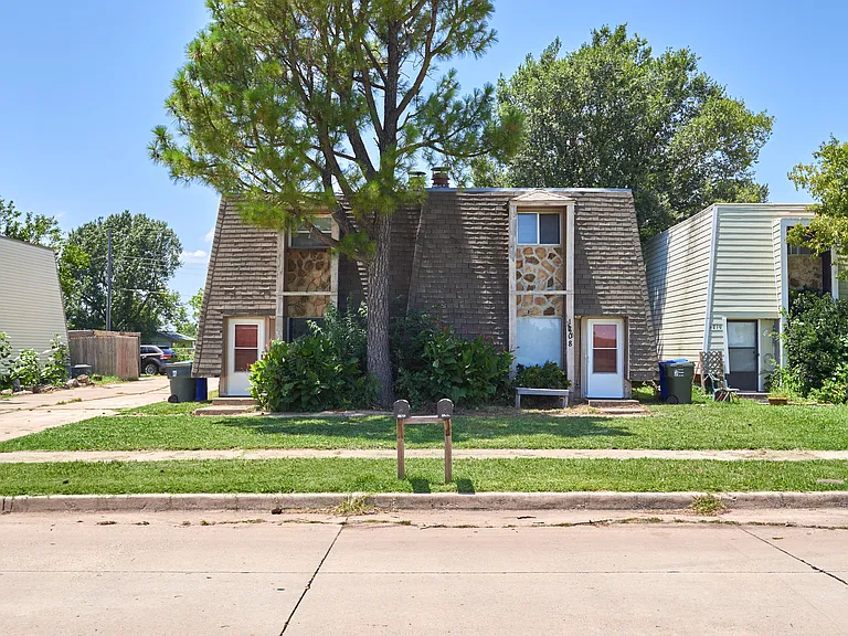 1208 Northcliff Ave — Photo 2