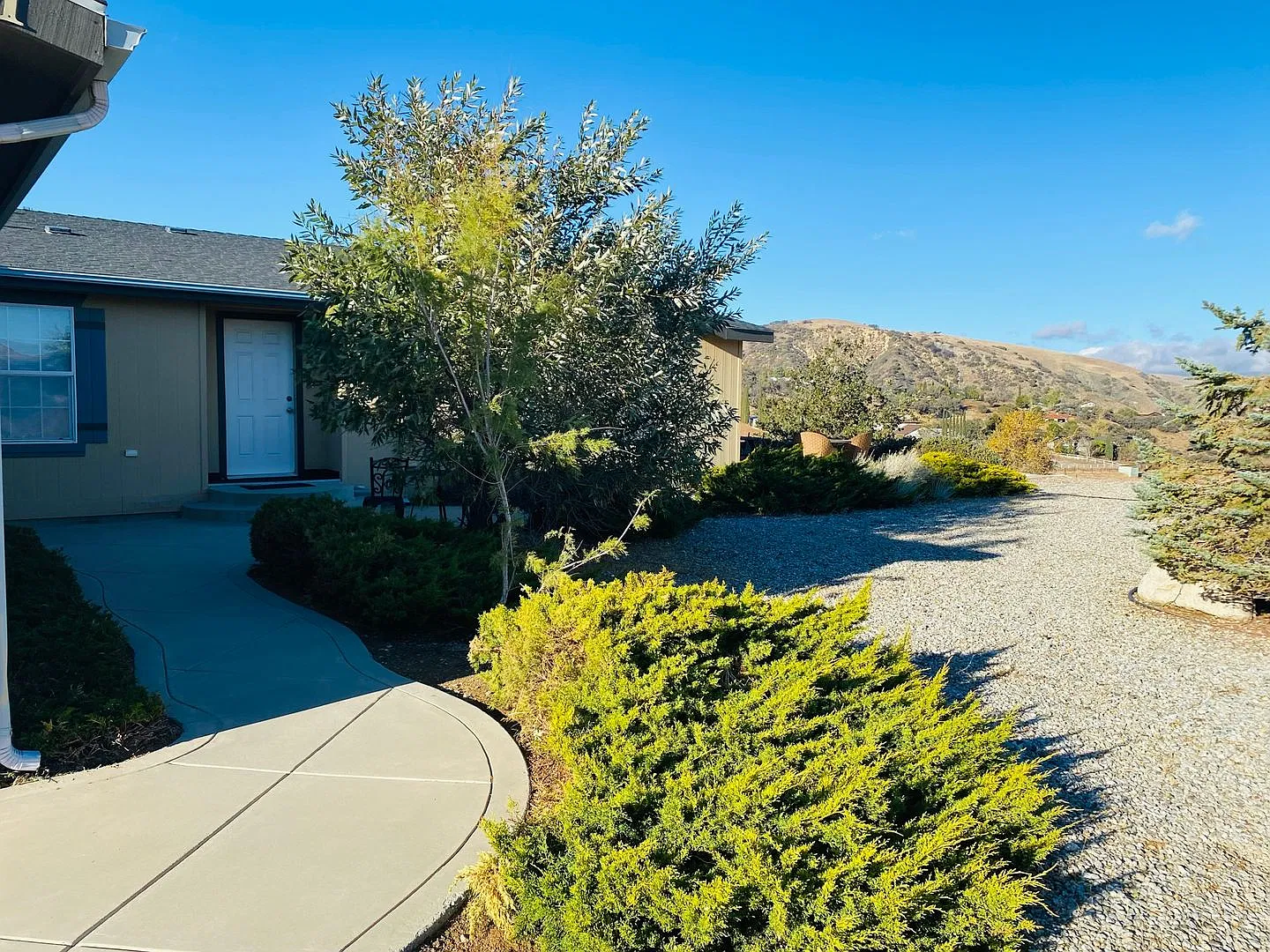4 Bedroom Private Hilltop Home on 5 Acres with 2-Car Garage, RV Parking & Fireplace — Photo 4