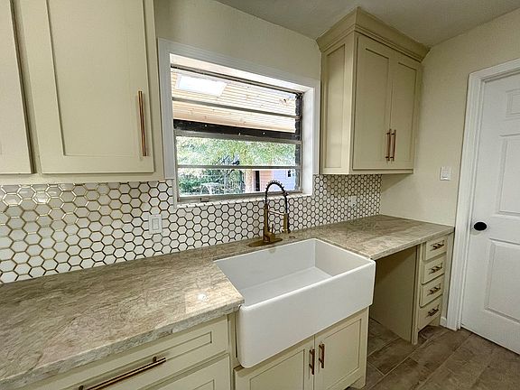 2nd image of 720 Woodland St