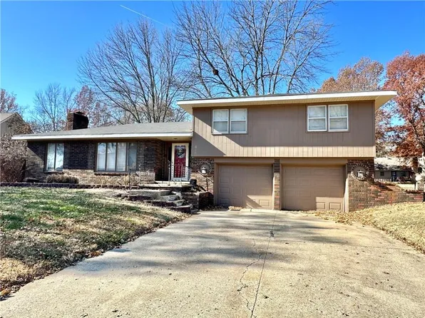 810 Country Club Dr, Butler, MO 64730