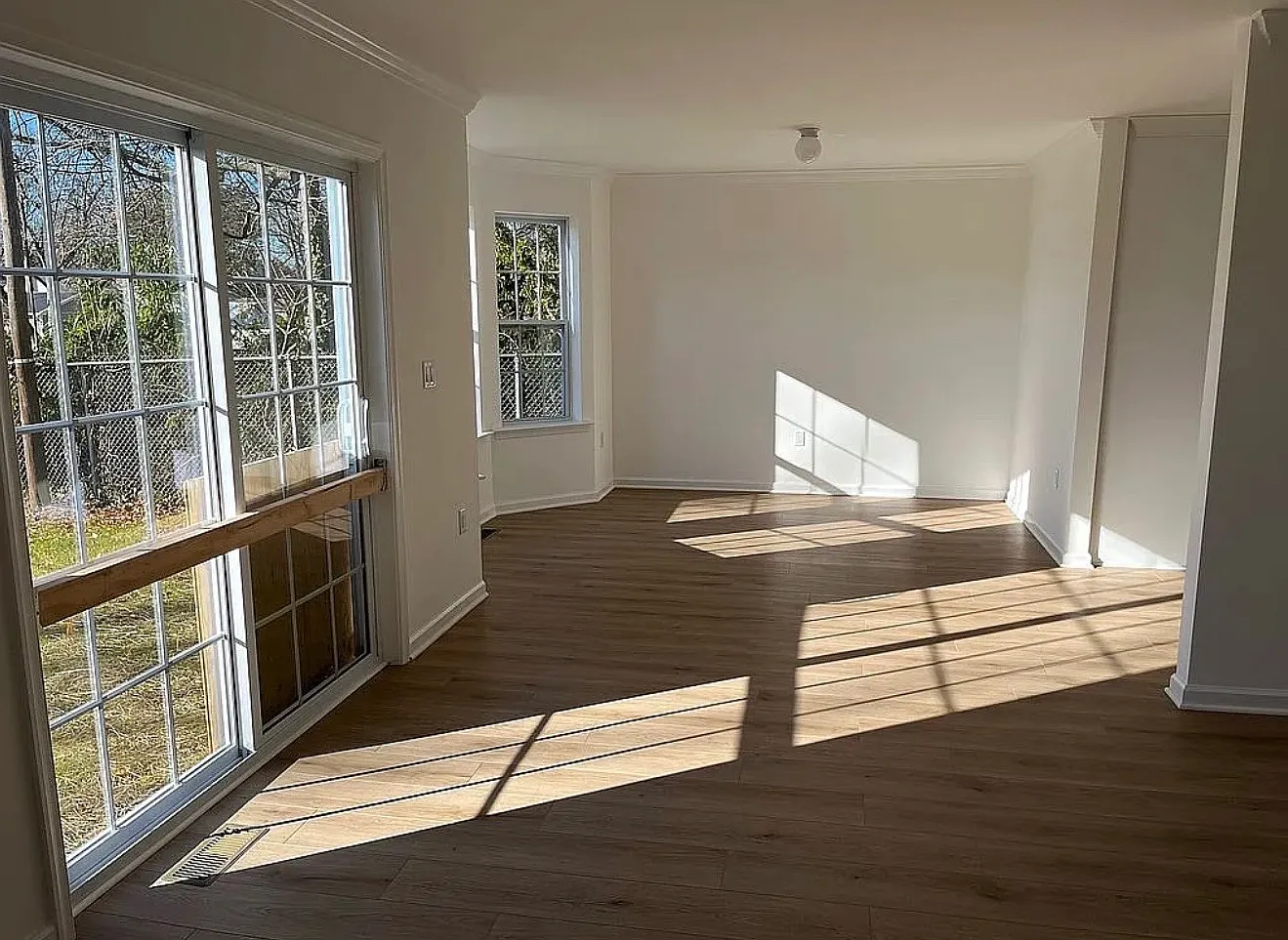 4 bed, 2.5 bath, 2200 sqft, $4,500 — Photo 2