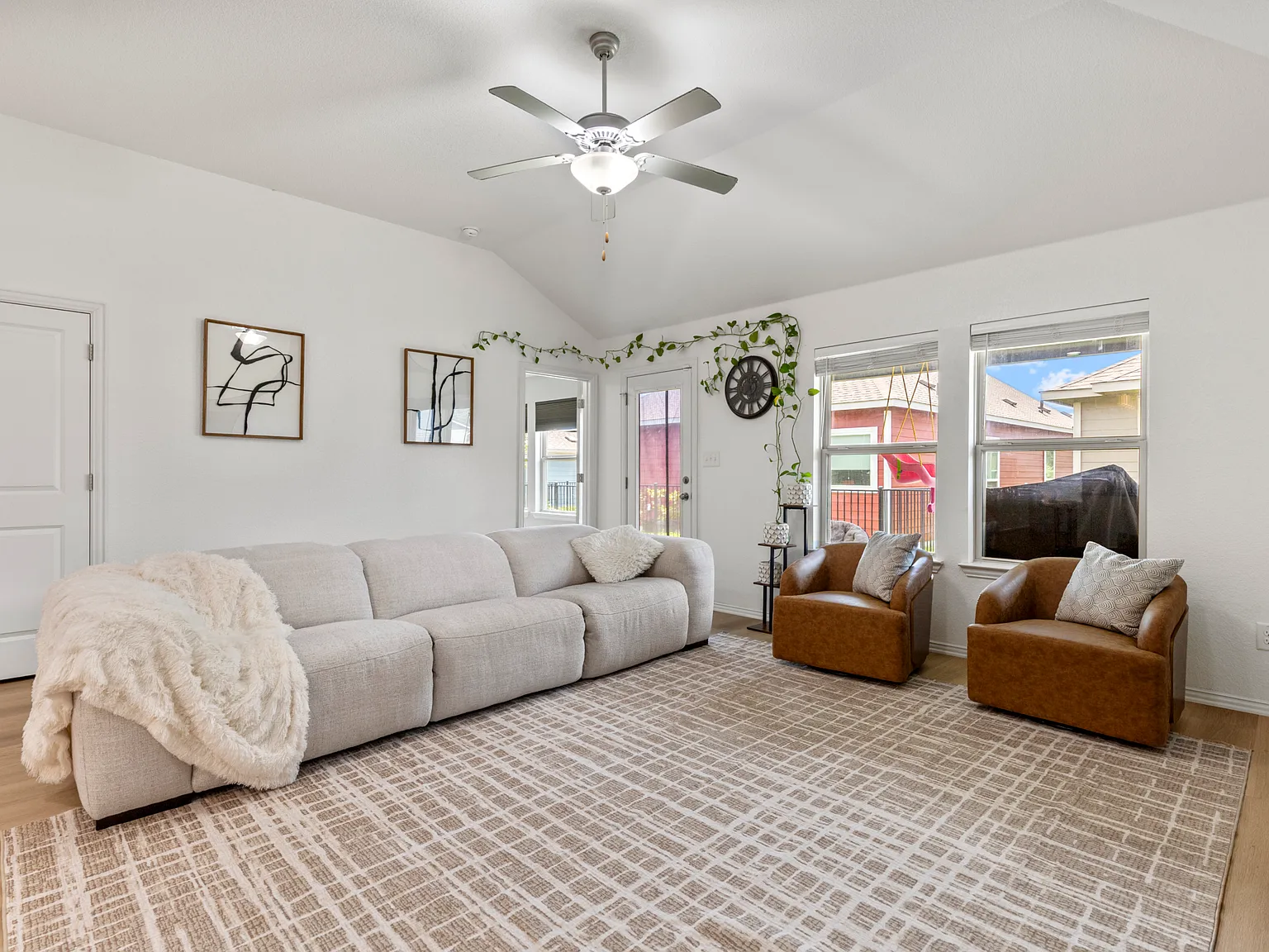 3 bed, 1720 sqft, $2,100 — Photo 4