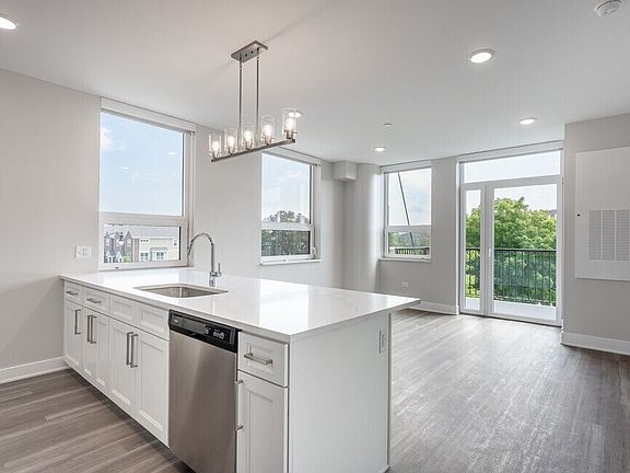 4th image of 880 Lee St #212