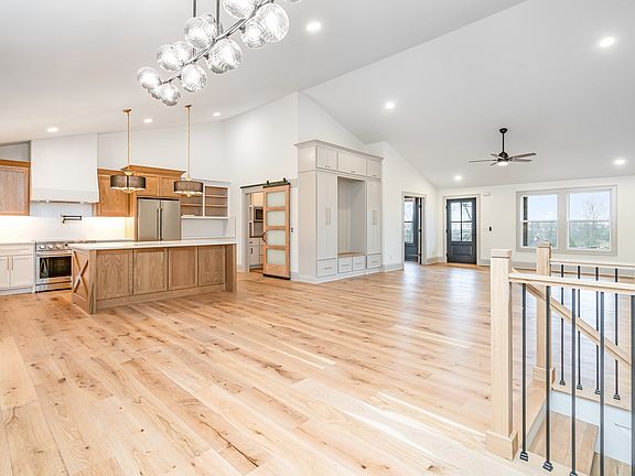 4th image of 527 Hunting Hills Dr