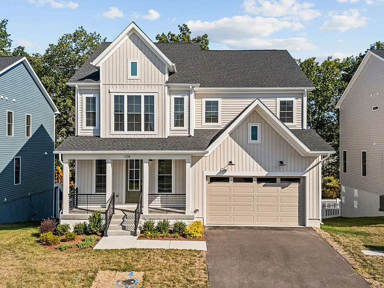 104 Alabaster Ln — Photo 1