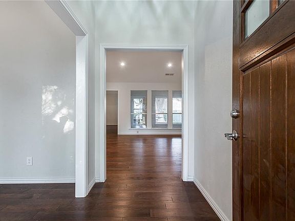 2nd image of 2206 Victoria Ln