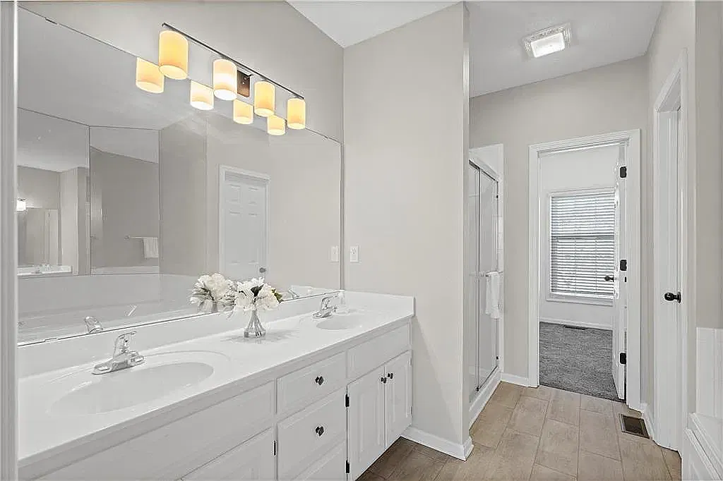 5 bed, 4.5 bath, 4315 sqft, $5,000 — Photo 3