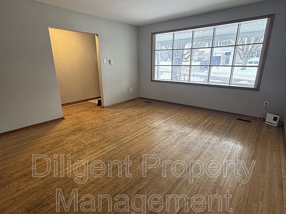 4th image of 927 Ellesmere Ave