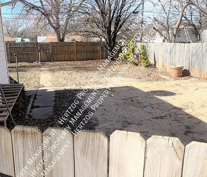 822 N Elm St — Photo 19
