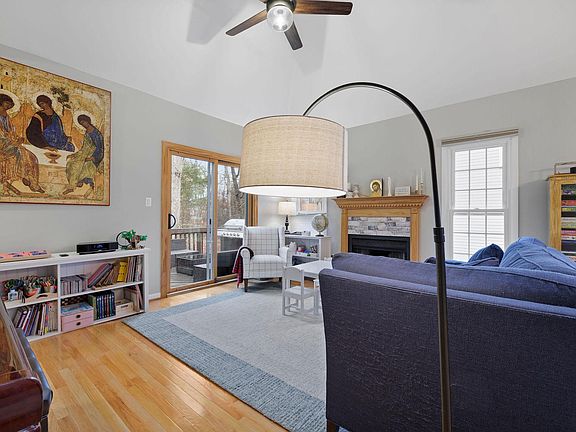 5th image of 12 Bedford Dr